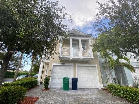 10704 NW 75th Ter, Doral FL 33178