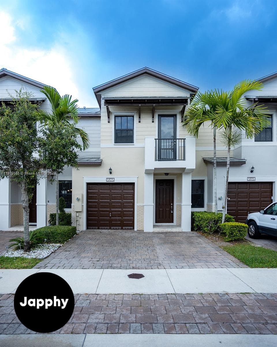 5925 NW 104th Path, Doral FL 33178