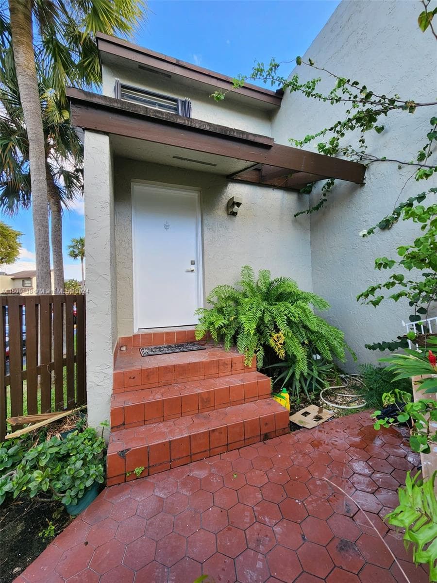 9990 NW 9th St Cir # 203, Miami FL 33172