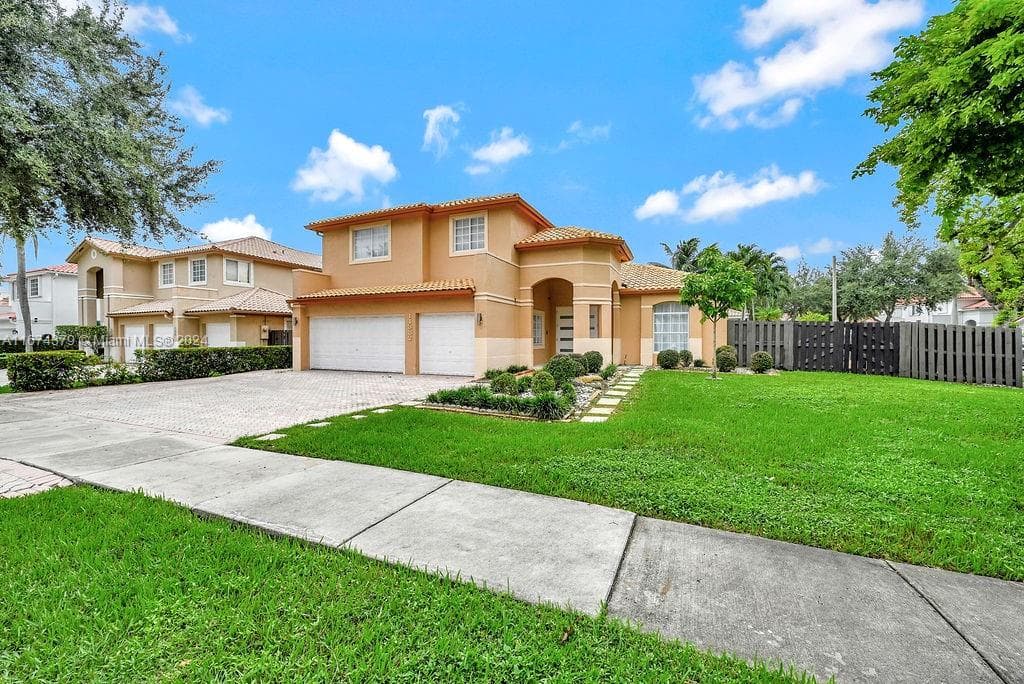 11382 NW 65th St, Doral FL 33178
